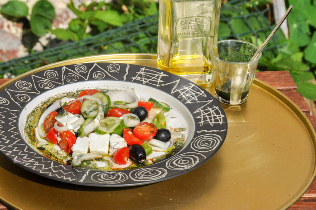 La salade grecque à la spiruline fraîche