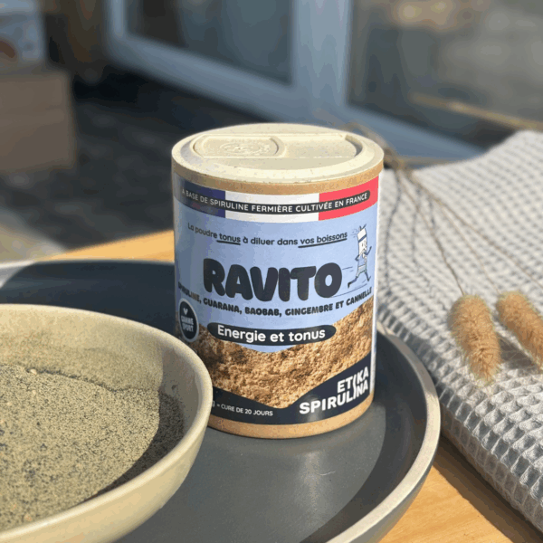 Poudre Ravito Etika Spirulina près d’une assiette et d’un bol, complément naturel pour le tonus et l’immunité du sportif