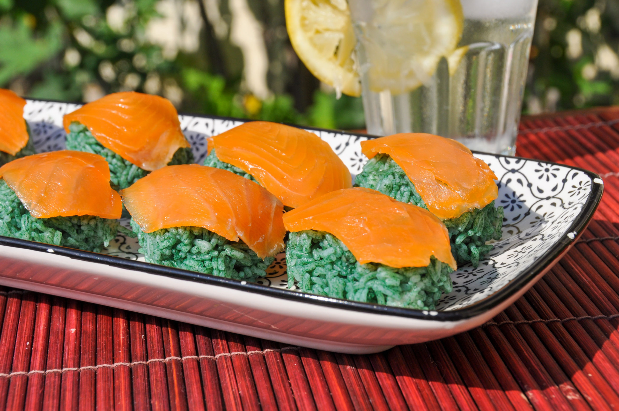 Le sushi saumon spiruline