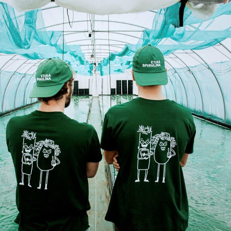 Spiruline : Equipe Etika Spirulina devant les bassins de Spiruline
