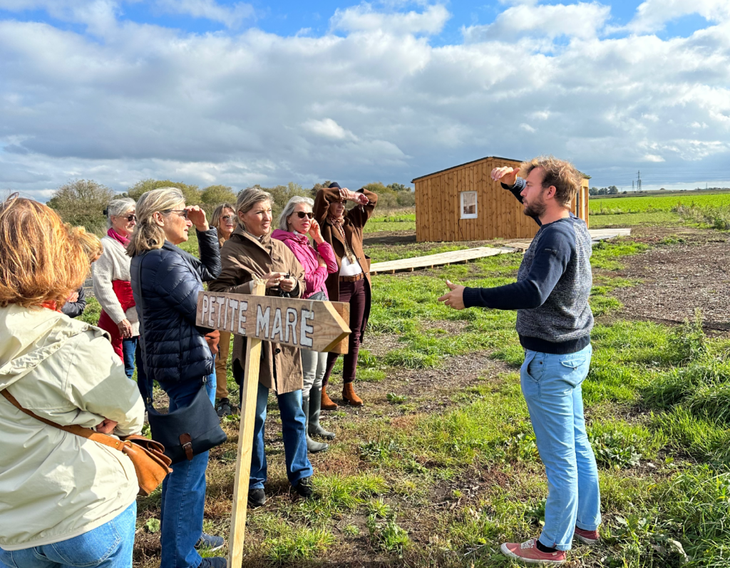 Photo de Xavier présentant la ferme de spiruline lors d'une visite guidée pour les particuliers, illustrant l'engagement d'Etika à sensibiliser et éduquer sur la culture de la spiruline.