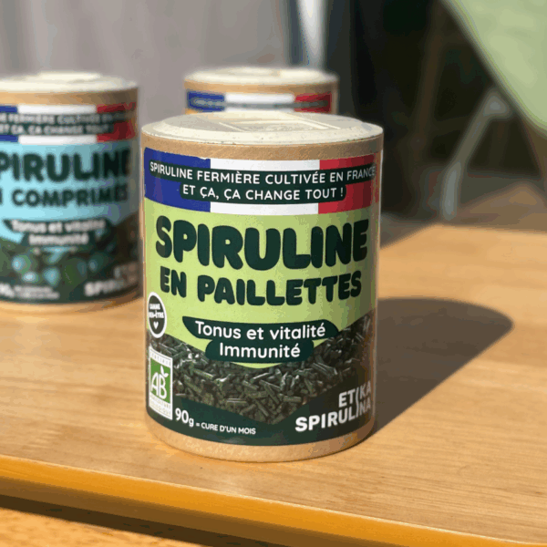 Pot de 90g de paillettes de spiruline bio française Etika Spirulina en situation