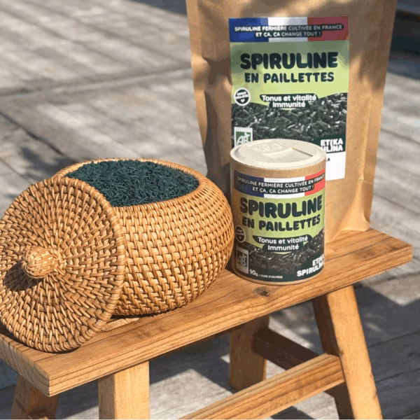 Pot de 90g de spiruline bio en paillettes Etika Spirulina avec gros plan sur la texture naturelle des paillettes