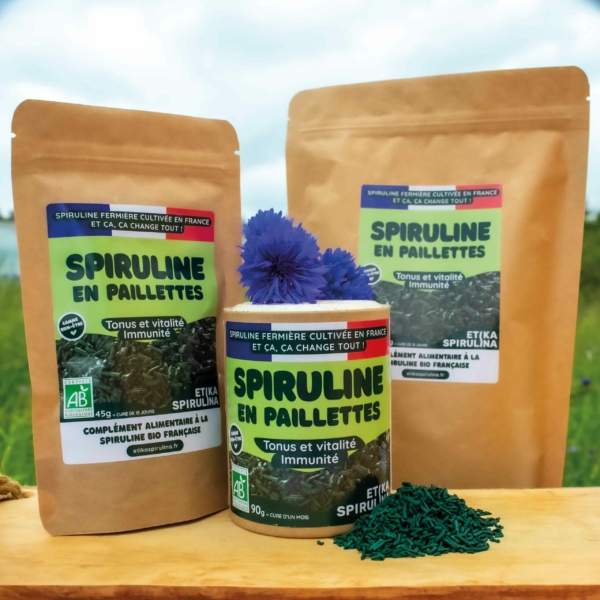 3 formats de spiruline en paillettes vue de face : 50g cure 6 mois, 45g cure 2 semaines, 90g cure 1 mois.