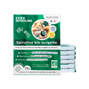 Photo de 7 sachets fermés de spiruline surgelée Etika Spirulina, conditionnés en emballages individuels