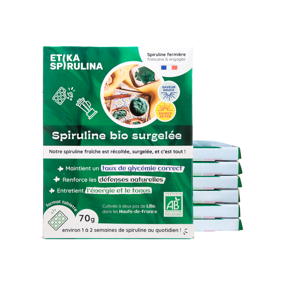 Photo de 7 sachets fermés de spiruline surgelée Etika Spirulina, conditionnés en emballages individuels