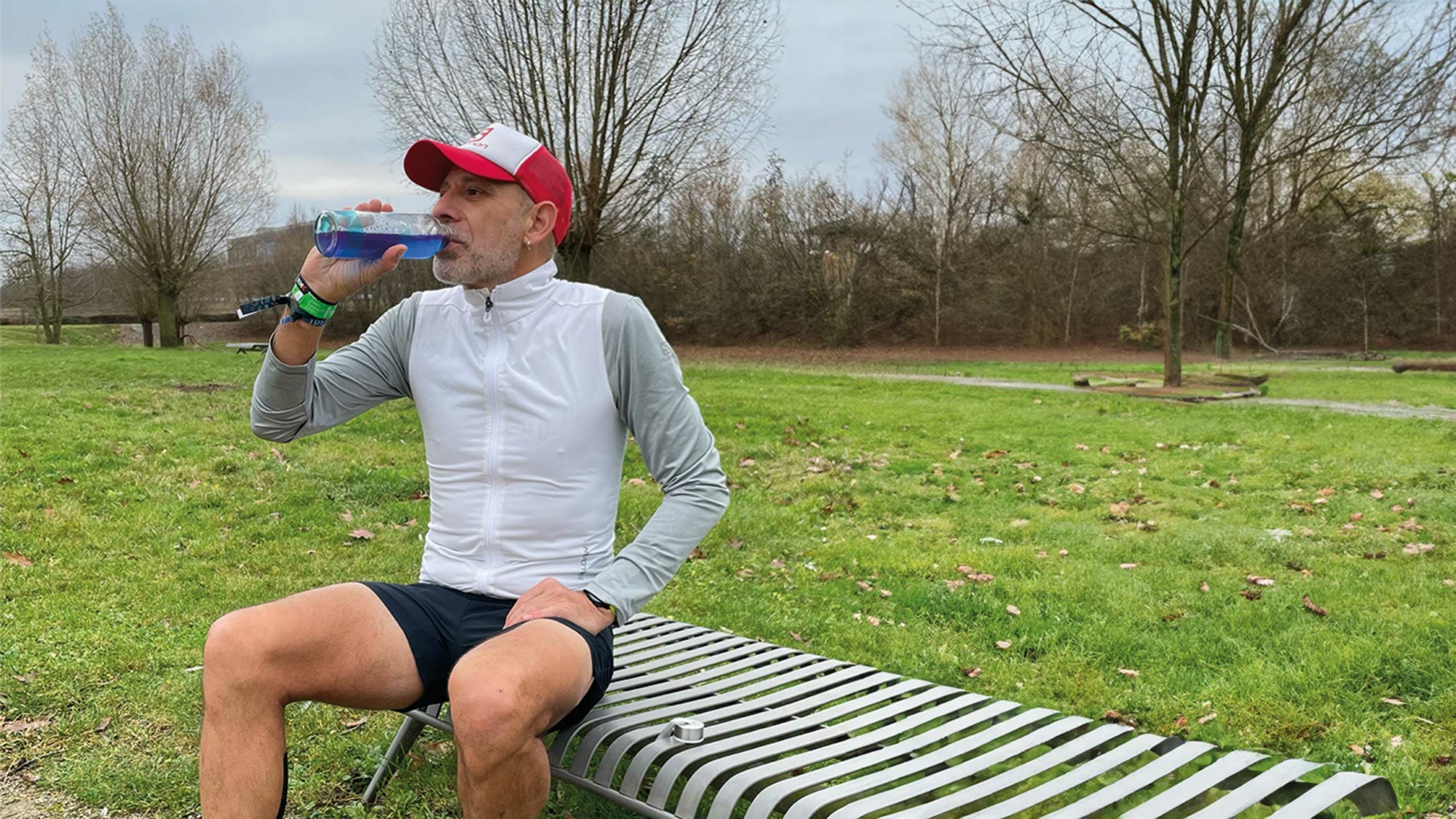 Jean buvant de la phycocyanine pendant un run, pour un regain d'énergie.