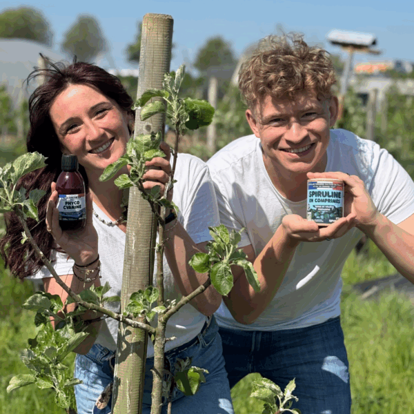 Deux collaborateurs Etika Spirulina tenant la spiruline bio en comprimés 90g et la phycocyanine bio 200 mL
