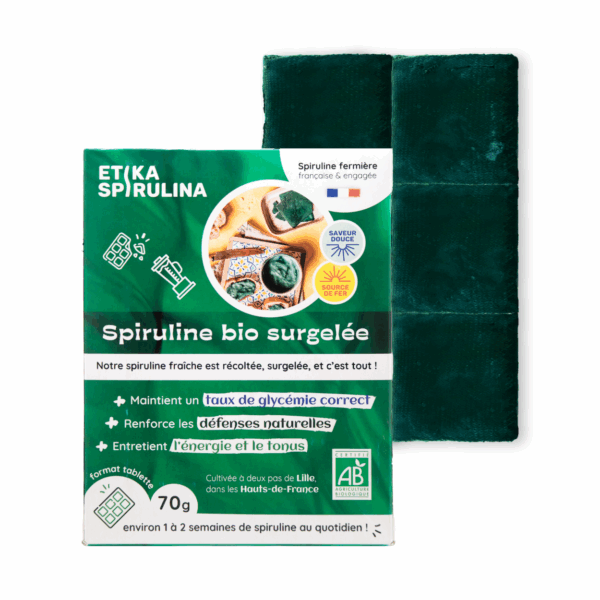 Spiruline surgelée Etika Spirulina avec une boîte fermé et une tablette de 70g posée à côté, à couper et prête à l’emploi