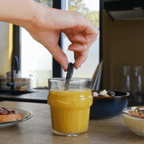 Carré de spiruline surgelée Etika Spirulina intégré dans un verre de jus d’orange au petit-déjeuner