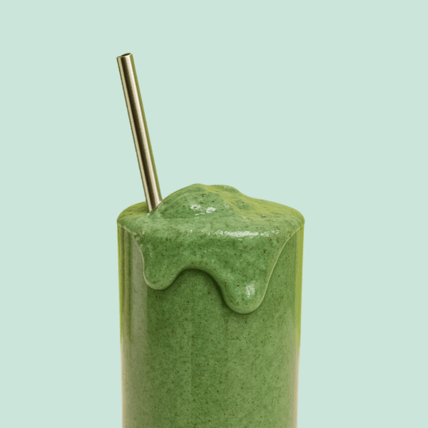 Verre de smoothie vert mixé à base de spiruline bio française et de superfruits Etika Spirulina